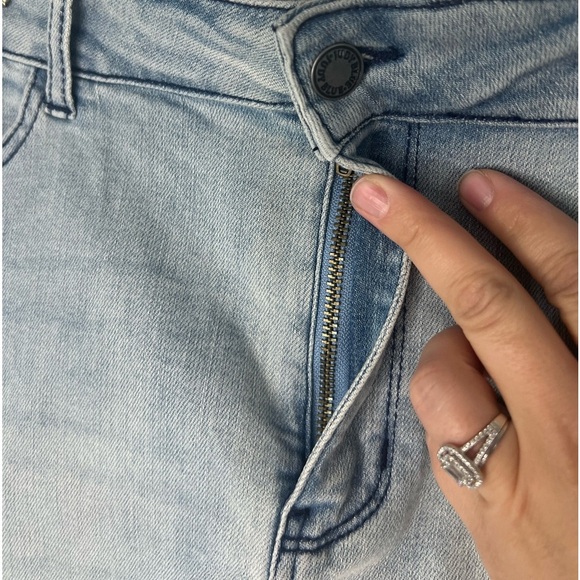 Judy Blue Mid Rise Distressed Two-Tone Tie Dye Light Wash Shorts Size 2XL NWT - Picture 3 of 9